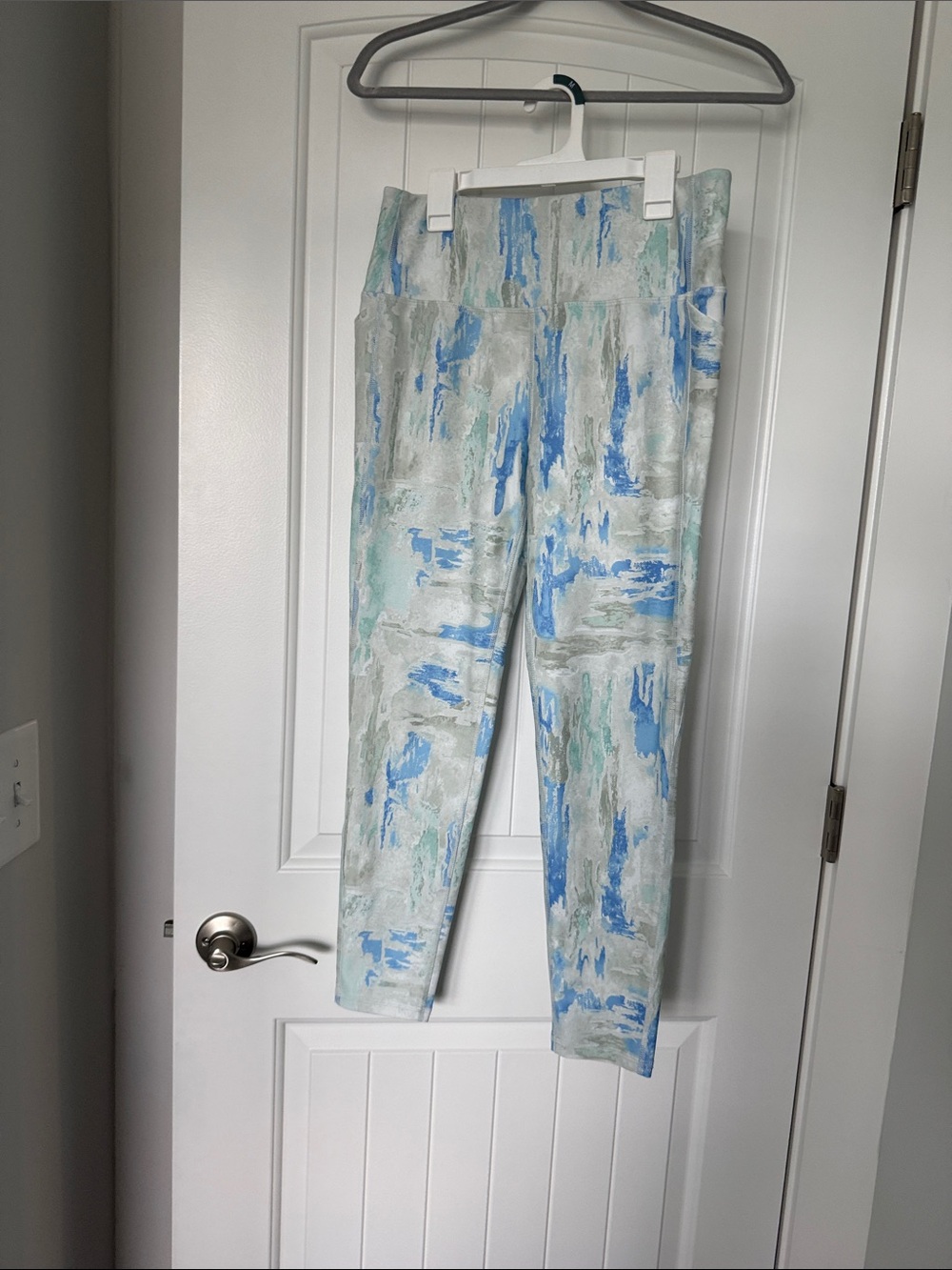 DSG Paint-Brush Print Athletic  Leggings in Light Blue & Seafoam